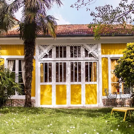 Maison D'invite Au Coeur D'un Jardin *