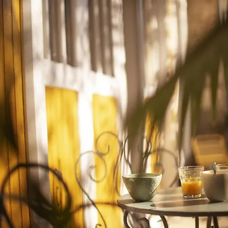 Maison D'invite Au Coeur D'un Jardin *