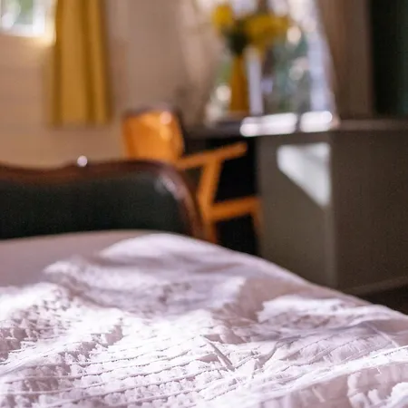 Maison D'invite Au Coeur D'un Jardin